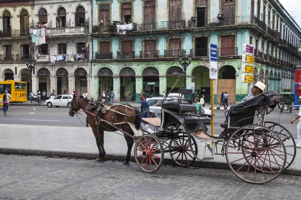 La Habana, Cuba - 18 de enero de 2013: Las calles de La Habana con autos americanos muy antiguos —  Fotos de Stock