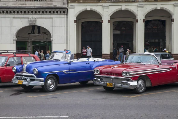 Havana, Cuba - 18 de janeiro de 2013: As ruas de Havana com carros americanos muito antigos — Fotografia de Stock