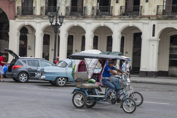 La Habana, Cuba - 18 de enero de 2013: Las calles de La Habana con autos americanos muy antiguos —  Fotos de Stock