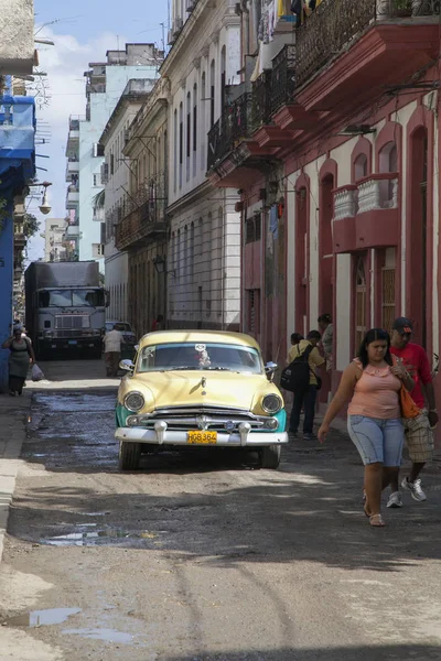 Havana, Cuba - 21 januari 2013: De straten van Havana met heel oude Amerikaanse auto 's — Stockfoto