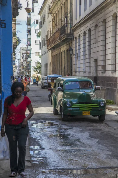 Havana, Kuba - 21. ledna 2013: Havanské ulice s velmi starými americkými automobily — Stock fotografie