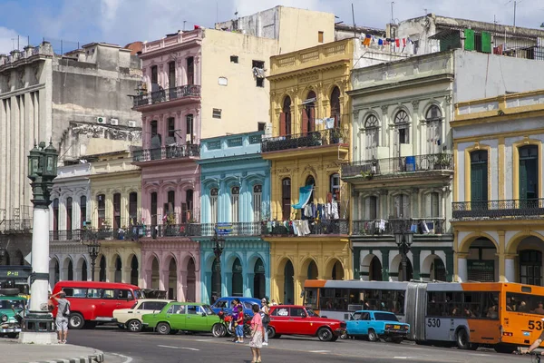Hawana, Kuba - 21 stycznia 2013: Ulice Hawany z bardzo starymi amerykańskimi samochodami — Zdjęcie stockowe