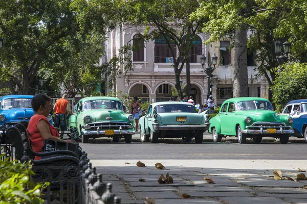Hawana, Kuba - 21 stycznia 2013: Ulice Hawany z bardzo starymi amerykańskimi samochodami — Zdjęcie stockowe