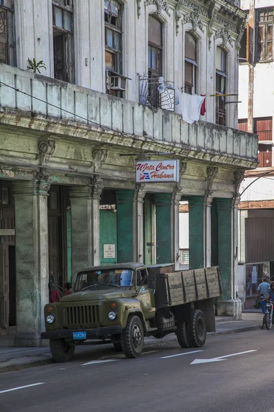 Havana, Cuba - 21 januari 2013: De straten van Havana met heel oude Amerikaanse auto 's — Stockfoto