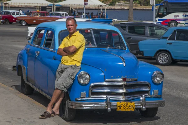 Havana, Cuba - 22 de janeiro de 2013: As ruas de Havana com carros americanos muito antigos — Fotografia de Stock