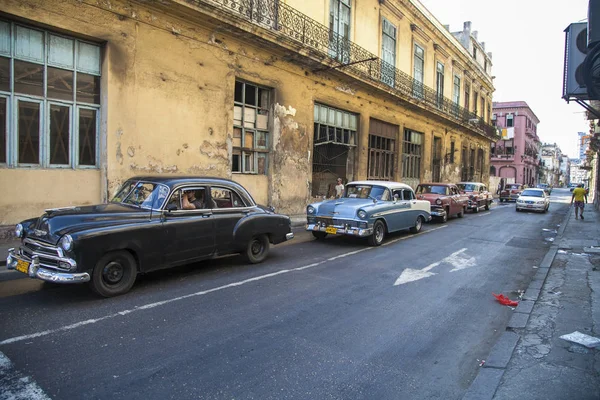 Havana, Küba - 20 Ocak 2013: Havana sokakları çok eski Amerikan arabalarıyla — Stok fotoğraf