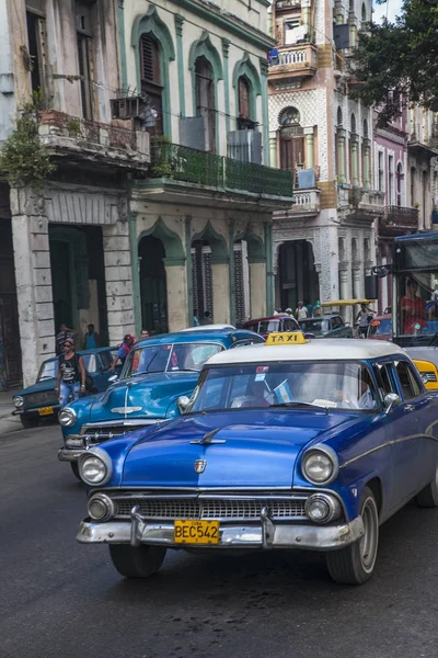 La Habana, Cuba - 24 de enero de 2013: Las calles de La Habana con autos americanos muy antiguos —  Fotos de Stock
