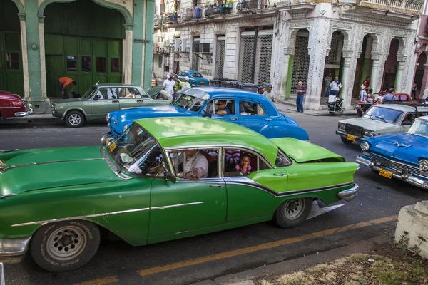 La Habana, Cuba - 24 de enero de 2013: Las calles de La Habana con autos americanos muy antiguos —  Fotos de Stock