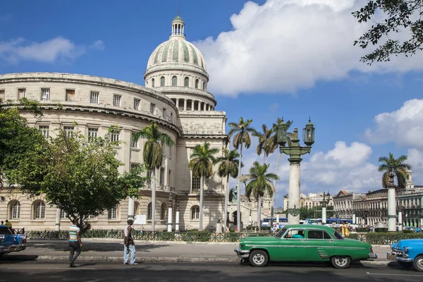 La Habana, Cuba - 21 de enero de 2013: Las calles de La Habana con autos americanos muy antiguos — Foto de Stock