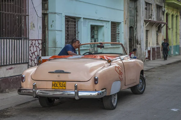 Havana, Cuba - 24 de janeiro de 2013: As ruas de Havana com carros americanos muito antigos — Fotografia de Stock