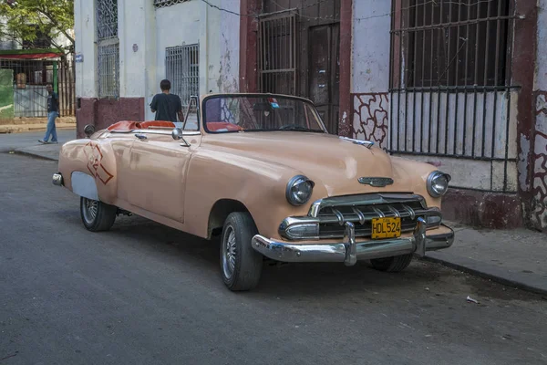 Havana, Cuba - 24 de janeiro de 2013: As ruas de Havana com carros americanos muito antigos — Fotografia de Stock