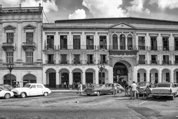 Hawana, Kuba - 06 stycznia 2013: Ulice Hawany z bardzo starymi amerykańskimi samochodami — Zdjęcie stockowe