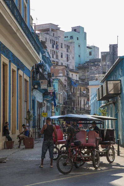 Havana, Cuba - 20 januari 2013: De straten van Havana met heel oude Amerikaanse auto 's — Stockfoto