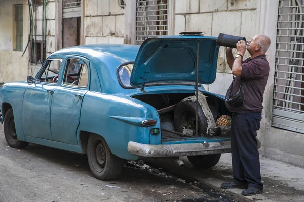 Havana, Cuba - 24 de janeiro de 2013: As ruas de Havana com carros americanos muito antigos — Fotografia de Stock