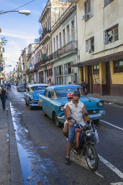 Havana, Cuba - 21 de janeiro de 2013: As ruas de Havana com carros americanos muito antigos — Fotografia de Stock