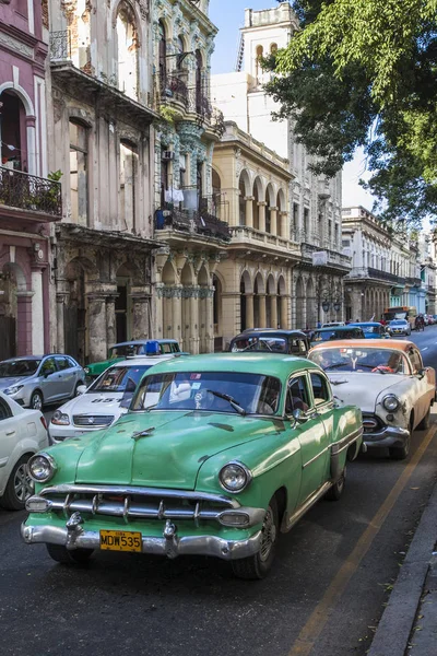 Hawana, Kuba - 24 stycznia 2013: Ulice Hawany z bardzo starymi amerykańskimi samochodami — Zdjęcie stockowe