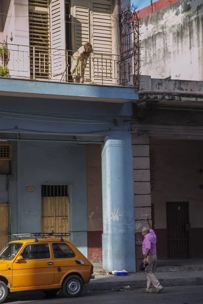 古巴哈瓦那- 2013年1月7日：哈瓦那街道上的美国老旧汽车 — 图库照片