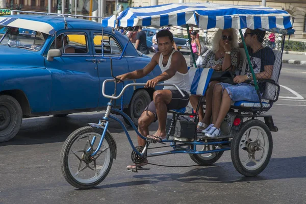 Havana, Cuba - 21 de janeiro de 2013: As ruas de Havana com carros americanos muito antigos — Fotografia de Stock