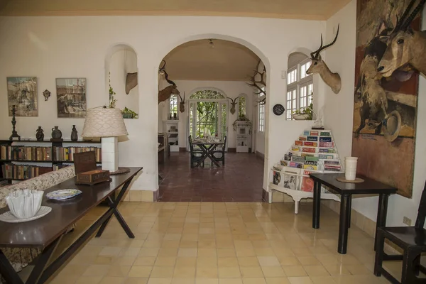 Havana, kuba - 12. januar 2013: das haus von ernest hemingway, finca vig � a in san francisco de paula — Stockfoto