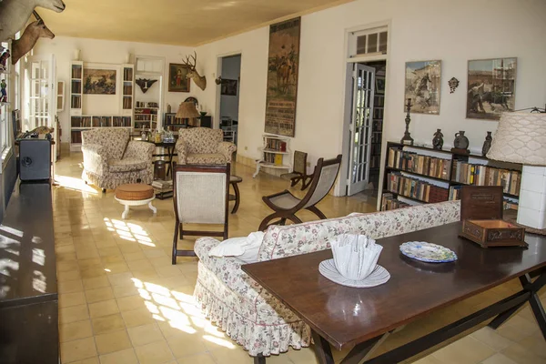 Havana, kuba - 12. januar 2013: das haus von ernest hemingway, finca vig � a in san francisco de paula — Stockfoto