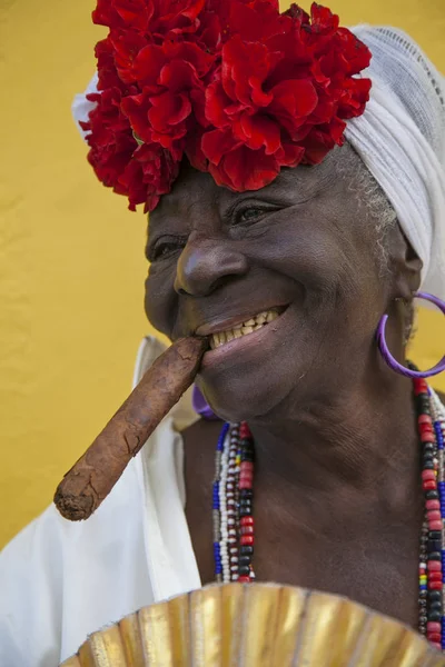 Havana, Küba - 24 Ocak 2013: Geleneksel elbiseli Kübalıların portreleri.