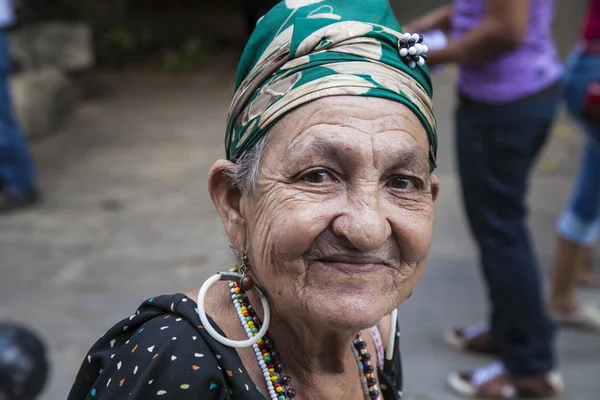 Havana, Cuba - 24 januari 2013: Portretten van Cubanen in traditionele jurken. — Stockfoto