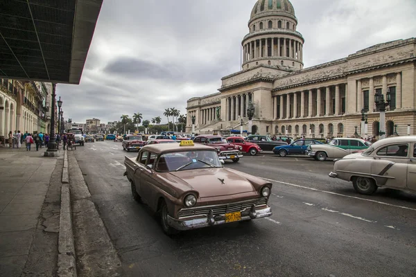 Havana, Kuba - 18. ledna 2013: Havanské ulice s velmi starými americkými automobily Stock Snímky