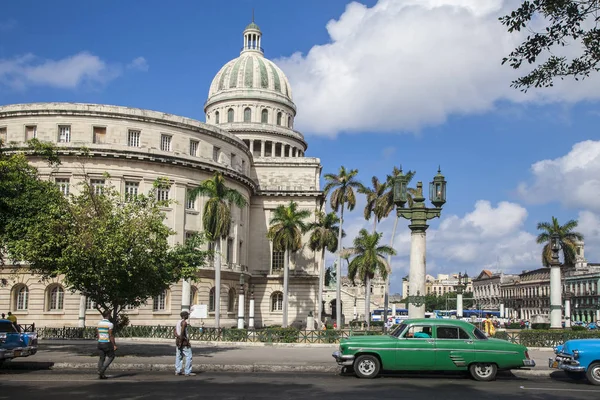 Havana, Kuba - 21. ledna 2013: Havanské ulice s velmi starými americkými automobily Stock Fotografie