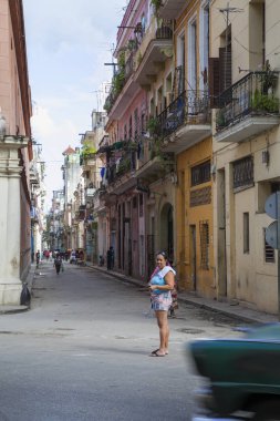 Havana, Küba - 06 Ocak 2013: Kübalı insanlarla şehrin sokaklarını görmek.