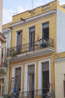  Havana, Küba - 06 Ocak 2013: Kübalı insanlarla şehrin sokaklarını görmek.