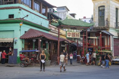 Havana, Küba - 08 Ocak 2013: Kübalı insanlarla şehrin sokaklarını görmek.