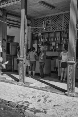  Havana, Küba - 12 Ocak 2013: Kübalı insanlarla şehrin sokaklarını görmek.