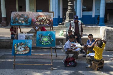  Havana, Küba - 20 Ocak 2013: Kübalı insanlarla şehrin sokaklarını görmek.