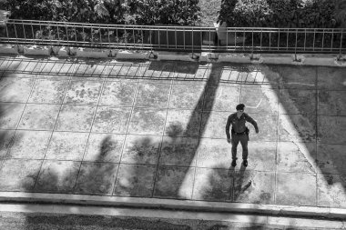  Havana, Küba - 20 Ocak 2013: Kübalı insanlarla şehrin sokaklarını görmek.