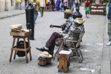  Havana, Küba - 18 Ocak 2013: Kübalı insanlarla şehrin sokaklarını görmek.