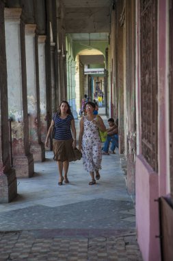  Havana, Küba - 20 Ocak 2013: Kübalı insanlarla şehrin sokaklarını görmek.