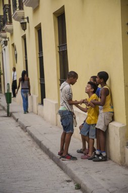  Havana, Küba - 20 Ocak 2013: Kübalı insanlarla şehrin sokaklarını görmek.