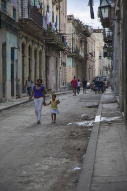  Havana, Küba - 21 Ocak 2013: Kübalı insanlarla şehrin sokaklarını görmek.