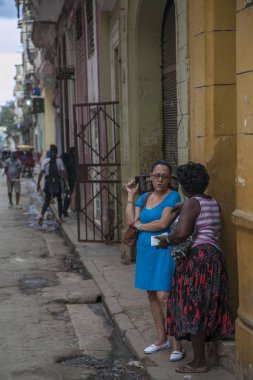  Havana, Küba - 21 Ocak 2013: Kübalı insanlarla şehrin sokaklarını görmek.