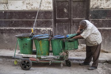  Havana, Küba - 21 Ocak 2013: Kübalı insanlarla şehrin sokaklarını görmek.