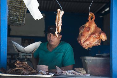  Havana, Küba - 21 Ocak 2013: Kübalı insanlarla şehrin sokaklarını görmek.