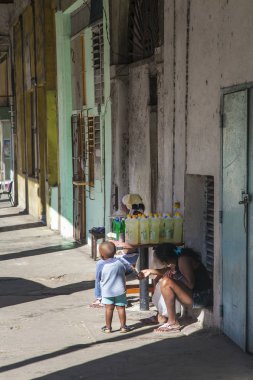  Havana, Küba - 21 Ocak 2013: Kübalı insanlarla şehrin sokaklarını görmek.