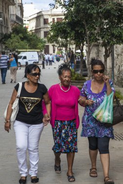  Havana, Küba - 22 Ocak 2013: Kübalı insanlarla şehrin sokaklarını görmek.