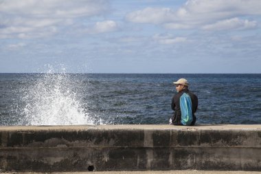  Havana, Küba - 22 Ocak 2013: Kübalı insanlarla şehrin sokaklarını görmek.