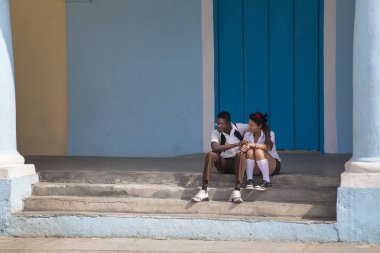  Havana, Küba - 22 Ocak 2013: Kübalı insanlarla şehrin sokaklarını görmek.