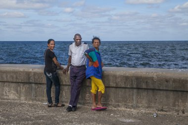  Havana, Küba - 22 Ocak 2013: Kübalı insanlarla şehrin sokaklarını görmek.