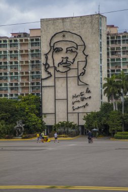  Havana, Küba - 18 Ocak 2013: Meydan ve cadde şehir merkezi manzarası