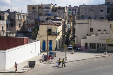  Havana, Küba - 20 Ocak 2013: Meydan ve cadde şehir merkezi manzarası