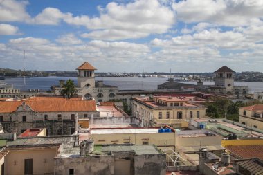  Havana, Küba - 22 Ocak 2013: Meydan ve cadde şehir merkezi manzarası
