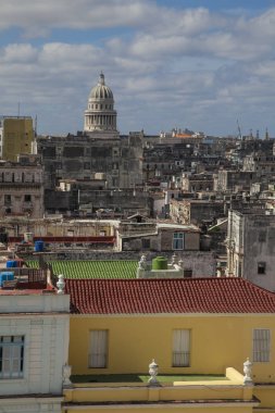  Havana, Küba - 22 Ocak 2013: Meydan ve cadde şehir merkezi manzarası
